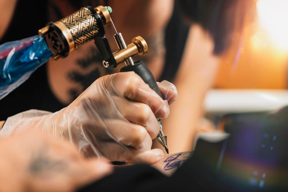 Secretos del Tatuador Experto: Prolonga la vida útil de tus máquinas de tatuaje con estos consejos de mantenimiento