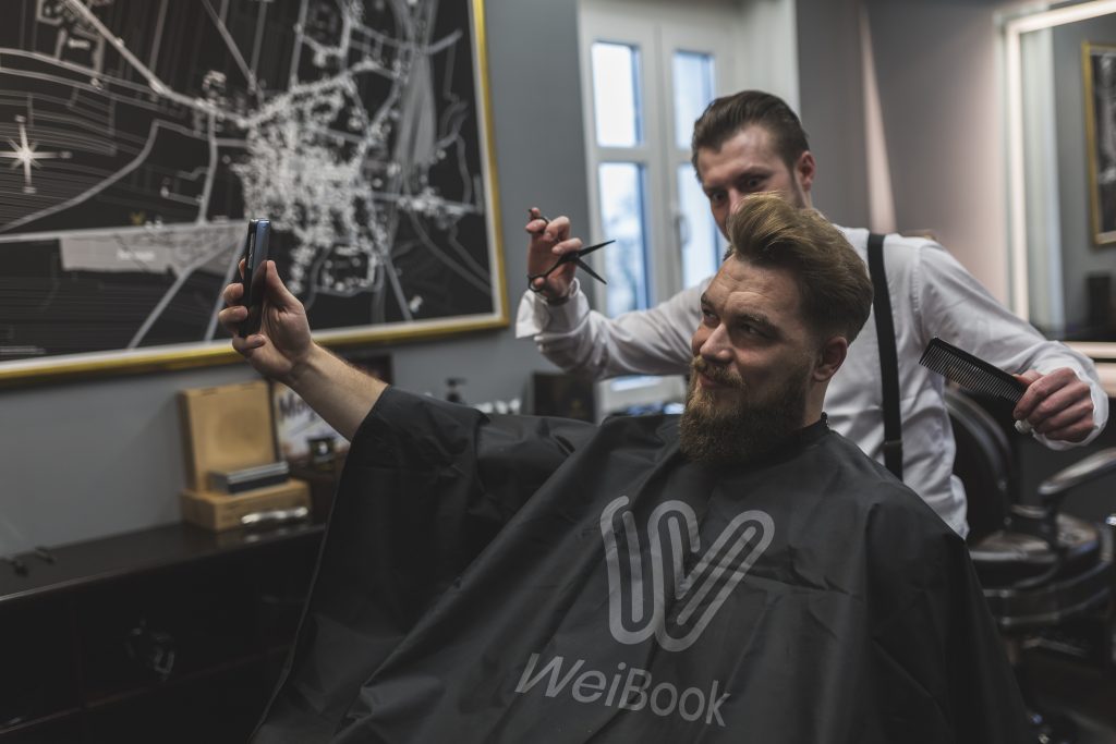 Datos curiosos sobre las capas que usan los barberos