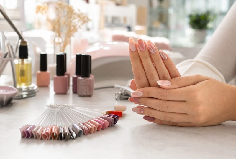 Tendencias de diseños de uñas 2026: 9 estilos para vender
